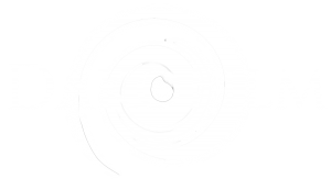 Logo de la société DakoFilm. le nom est écrit en blanc sur une forme de spirale rappelle le mouvement et l'oeil