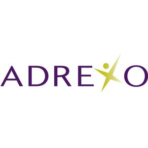 Logo de la société Adrexo en mauve avec le X stylisé sous la forme d'un personnage de couleur vert/jaune les bras et jambes en extensions