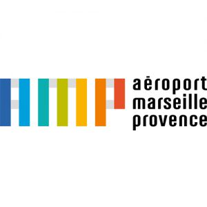 Logo de l'Aéroport Marseille Provence, les initiales AMP sont stylisées par des traits verticaux épais dans des couleurs allant du bleu au vert à l'orange et au rouge