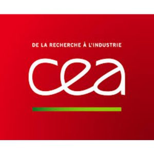 Commissariat à l'énergie atomique, écrit en blanc sur fond rouge. Les lettres son soulignées d'un trait vert