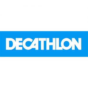 Logo de l'enseigne de sport Decathlon en blanc sur un cartouche en fond bleu clair