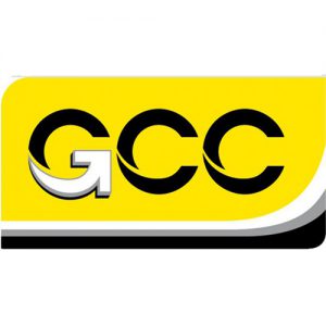Logo de GCC, un important groupe français du secteur du BTP sur fond jaune les initiales GCC en noir, la base du G est stylisée sous la forme d'une flèche blanche