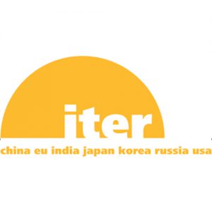 Logo du projet Iter en blanc sur un demi cercle jaune (un soleil qui se lève) et la liste des pays participants chine, europe, inde, japon, corée, russie, usa