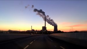Vue de la Centrale Thermique de Provence de Gardanne au crépuscule depuis la route