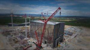 Chantier de Iter a Cadarache. Vue du bâtiment principal, l'Assembly Hall et de la grue d'installation des ponts d'assemblage. Vue prise depuis un drone pour le suivi de chantier