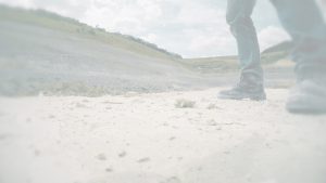 Instantané de la carrière de gypse en région parisienne. Vue subjective du drone après atterrissage. Voile blanc