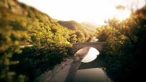 Paysage Alpes de Haute Provence vallée du Jabron traversée par un pont vue stylisée
