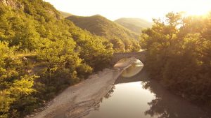 Paysage Alpes de Haute Provence vallée du Jabron traversée par un pont