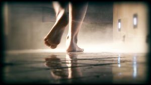 Vue de pied traversant un pédiluve d'un spa