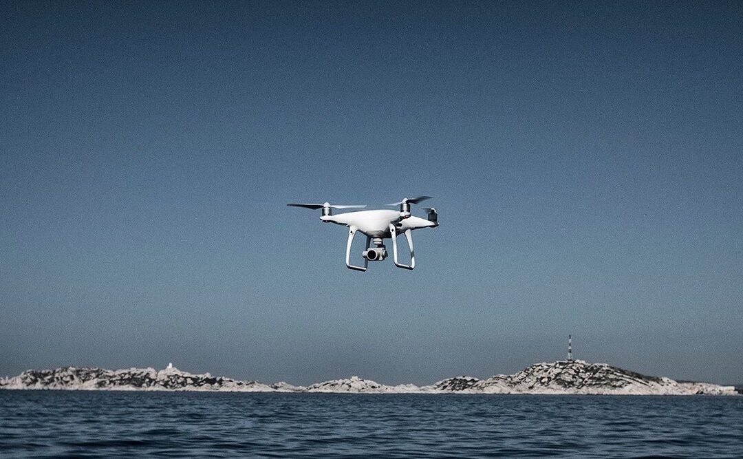drone au dessus de l eau